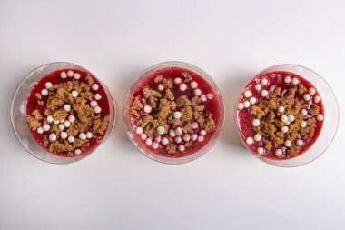 Kırbaçlanan krem meyve ve reçel ile köpük soğuk