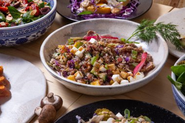 Arkaplanda kinoalı tabak ve kızarmış ton balığı dilimleri.