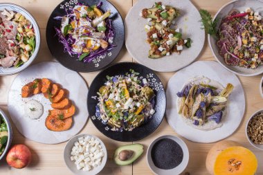 Sağlıklı bulaşıklar. Kinoa, nohut, avokado, taze sebzeler ve besleyici yiyecekler, Halthy yemek yiyor, diyet yapıyor.