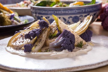Ahşap masada pişirilmiş karışık sebze tabağı, İspanyol mutfağı Menestra de Verduras.