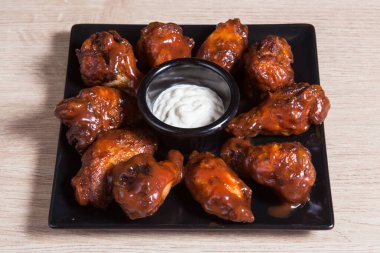 Biber soslu kızarmış kanatlar, tatlı-baharatlı tatlar.