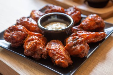 Biber soslu kızarmış kanatlar, tatlı-baharatlı tatlar.