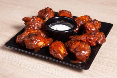 Biber soslu kızarmış kanatlar, tatlı-baharatlı tatlar.