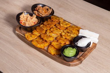 Tostonlar. Kızarmış muz ve dilimlenmiş et ve peynir.