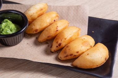 Siyah tabakta ev yapımı doldurulmuş tavuk.