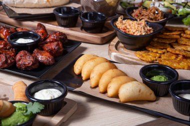 Siyah tabakta ev yapımı doldurulmuş tavuk.