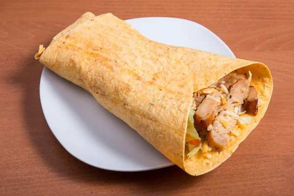 Grillowany Kurczak Sałatka Tortilla Wrap Białym Sosem — Zdjęcie stockowe