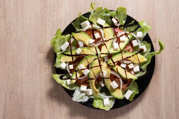 Salada Fresca Com Tomates Abacate Pepino Cebola Alface Saudável — Fotografia de Stock