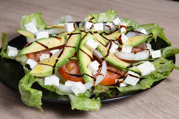 Frischer Salat Mit Tomaten Avocado Salatzwiebelgurke Gesund — Stockfoto