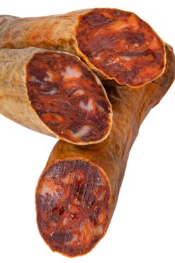 İspanyol chorizo sosis veya salam kesme. Beyaz izole