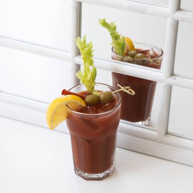 Pastırma, baharatlı votka, domatesli Bloody Mary, zeytin ve süzgeç.