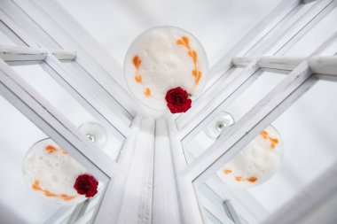 Barda mangolu Daiquiri kokteyli. Mango margarita frappe