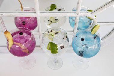 cin-tonik kokteyl makro closeup ardıç meyveleri portakal ile