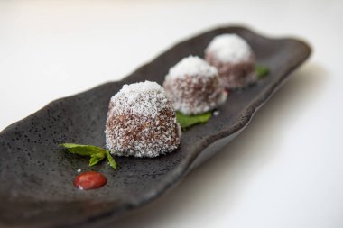 Tabakta ev yapımı çikolatalı şekerler. Tatlı tatlı .