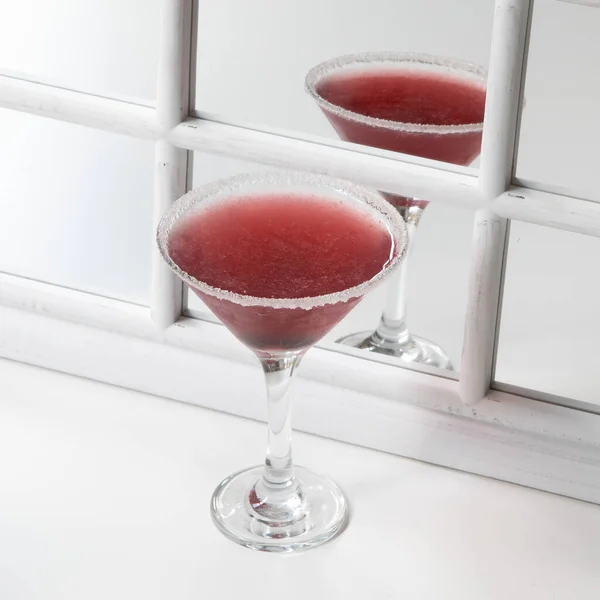 经典的马提尼在冰镇的玻璃杯里最受欢迎的鸡尾酒系列 — 图库照片