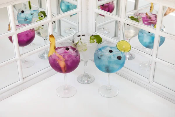 Gin Tonic Cocktail Macro Close Seup Juniper Berries Orange — стоковое фото