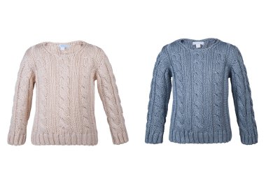 Çocuklar örülmüş süveter, beyaz bir elbisenin üstüne.