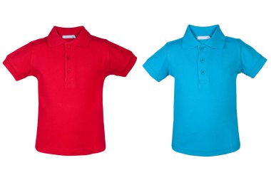 Beyaz arkaplanda izole edilmiş çocuk polo tişörtü.