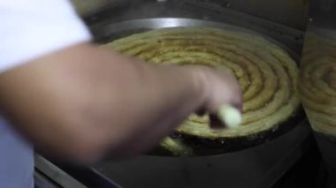 Lokanta mutfağında sıcak yağda churros pişirmek..