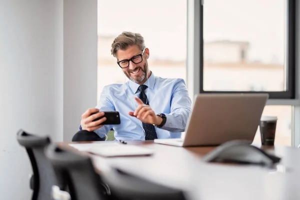 Ofiste Otururken Akıllı Telefon Kulaklık Kullanan Bir Adamının Portresi Gömlek — Stok fotoğraf