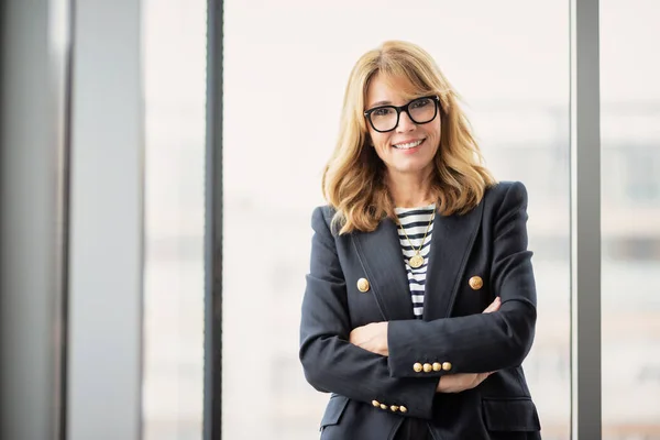 Attraktive Geschäftsfrau Mittleren Alters Trägt Blazer Und Lächelt Büro — Stockfoto