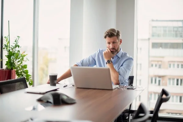 Profissional Negócios Adulto Médio Sentado Mesa Com Laptop Pensando Homem — Fotografia de Stock