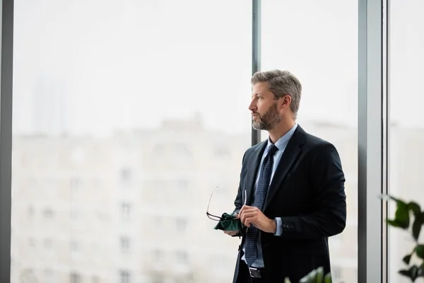 Denkender Geschäftsmann Anzug Und Krawatte Während Büro Steht Und Seine — Stockfoto