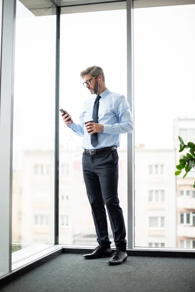 Comprimento Total Empresário Usando Smartphones Fones Ouvido Enquanto Estava Escritório — Fotografia de Stock
