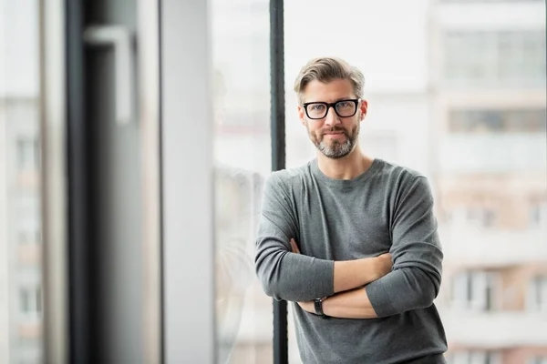 Potret Pengusaha Yang Percaya Diri Mengenakan Kacamata Dan Sweater Saat — Stok Foto
