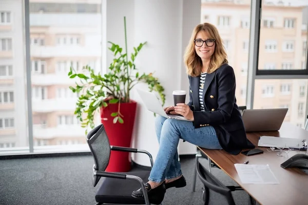 Pełna Długość Atrakcyjnej Bizneswoman Siedzi Nowoczesnym Biurze Korzysta Laptopa — Zdjęcie stockowe