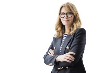 Kollarını kavuşturmuş olgun bir kadın. Kendine güvenen iş kadını soyutlanmış beyaz geçmişe karşı. Göz giysisi ve ceket giyen çekici bir kadın.. 