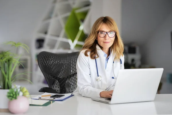 Trabalhadora Saúde Sorrindo Usando Laptop Trabalhando Sala Médicos — Fotografia de Stock