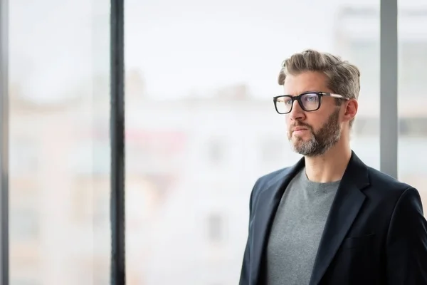Pensando Homem Negócios Vestindo Negócios Casuais Olhando Pensativo Enquanto Estava — Fotografia de Stock