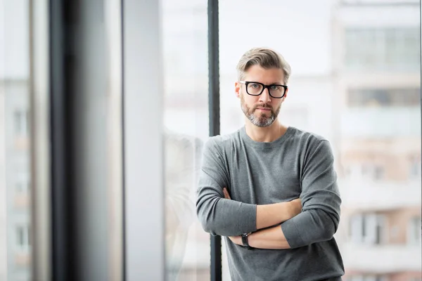 Thinking Businessman Wearing Sweater Eyewear While Standing Arms Crossed Glass — Stock Photo, Image
