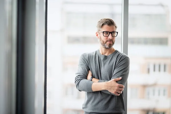 Pensando Homem Negócios Vestindo Suéter Óculos Enquanto Estava Com Braços — Fotografia de Stock