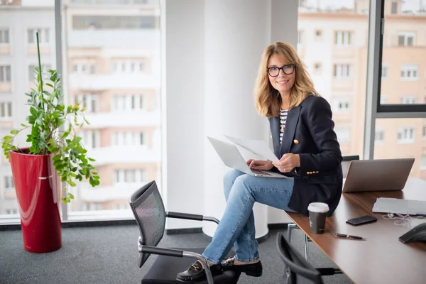 Pełna Długość Atrakcyjnej Bizneswoman Siedzącej Nowoczesnym Biurze Korzystającej Laptopa Profesjonalna — Zdjęcie stockowe