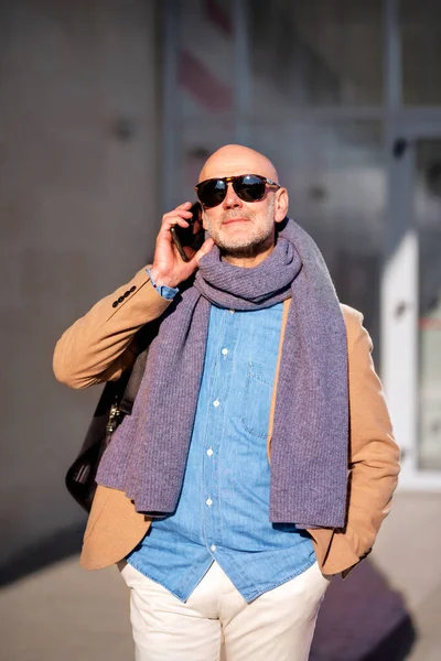 Mature Businessman Using Mobile Phone City Man Casual Clothes Walking — Stockfoto