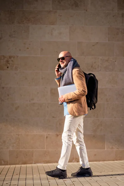 Mature Businessman Using Mobile Phone City Man Casual Clothes Walking — Stok fotoğraf