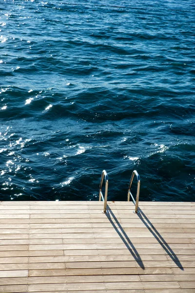 Zeegezicht Vanuit Hoog Perspectief Met Pier Ladder Zee Zwaai Met — Stockfoto