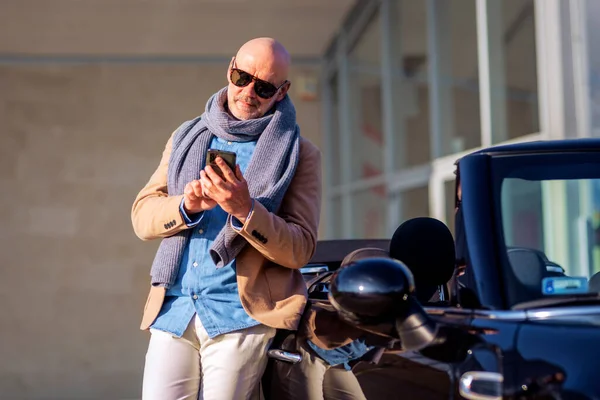 Tiro Homem Meia Idade Vestindo Roupas Casuais Usando Telefone Celular — Fotografia de Stock