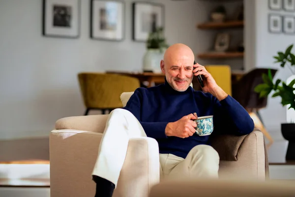 Πορτρέτο Του Μεσήλικα Άνδρα Που Χρησιμοποιεί Κινητό Του Τηλέφωνο Και — Φωτογραφία Αρχείου