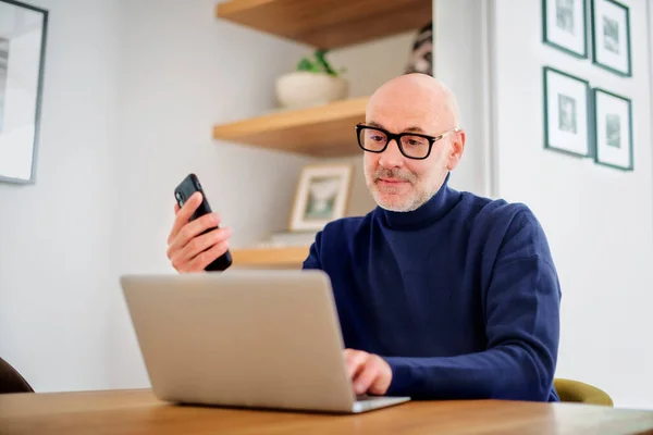 Hombre Mediana Edad Que Utiliza Ordenador Portátil Teléfono Inteligente Mientras —  Fotos de Stock