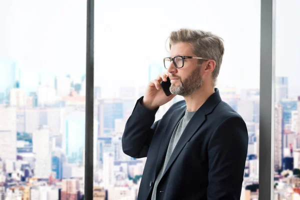 有信心的商人使用智能手机 并在办公室里打电话 穿着西服和眼镜的职业男子 — 图库照片