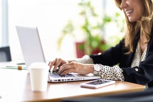 一个商业女性的手在打字电脑键盘时的特写 一个中年职业女性坐在写字台前使用笔记本电脑的剪影 — 图库照片