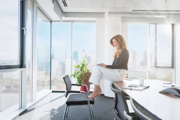 Atractiva Mujer Negocios Que Usa Sentarse Oficina Usar Teléfono Móvil — Foto de Stock