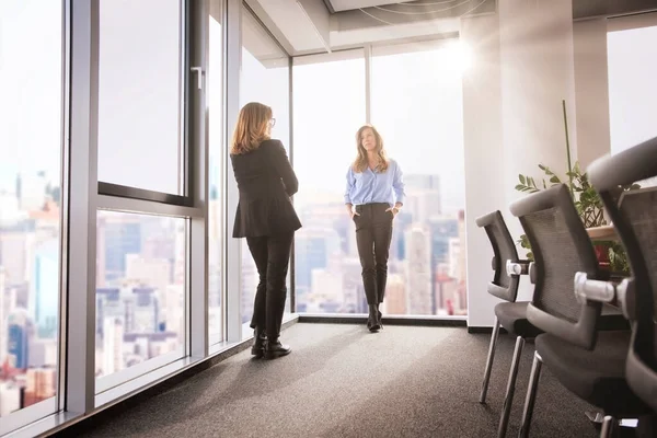 現代のオフィスで一緒に立ってビジネスの人々のグループ ビジネスミーティングがあるプロの女性 チームワーク — ストック写真