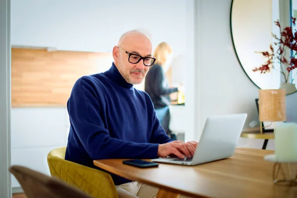 Kendine Güveni Tam Orta Yaşlı Bir Adam Laptopunu Kullanıyor Evde — Stok fotoğraf