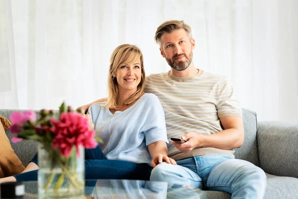 Entspanntes Paar Auf Dem Sofa Wohnzimmer Frau Und Mann Schauen — Stockfoto