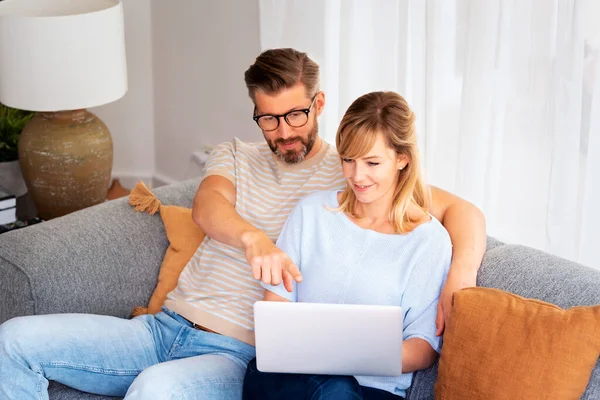 Shot Couple Using Laptop While Relaxing Couch Home Handsome Man — Stock Photo, Image