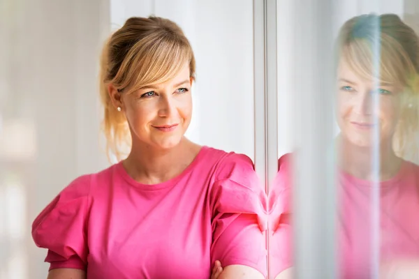 Egy Vonzó Portréja Rózsaszín Ingben Ablakban Állva Középkorú Néz Ablakon — Stock Fotó